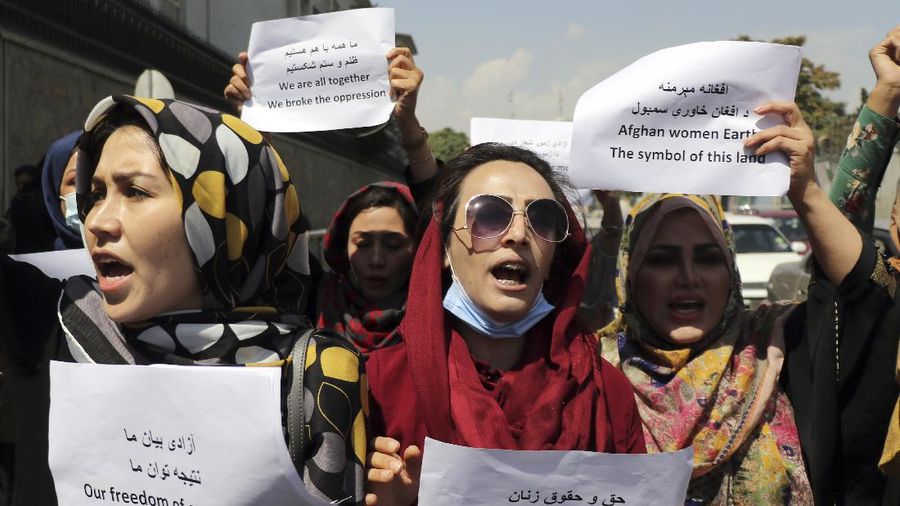 Aksi protes perempuan Afghanistan di Kabul, menuntut hak di bawah kekuasaan Taliban, (3/9/2021). (AP/Wali Sabawoon)