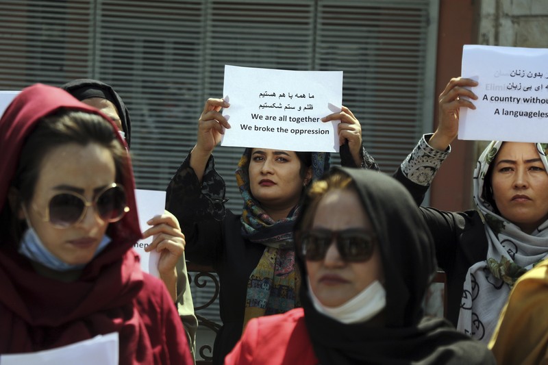 Aksi protes perempuan Afghanistan di Kabul, menuntut hak di bawah kekuasaan Taliban, (3/9/2021). (AP/Wali Sabawoon) Aksi protes perempuan Afghanistan di Kabul, menuntut hak di bawah kekuasaan Taliban, (3/9/2021). (AP/Wali Sabawoon)