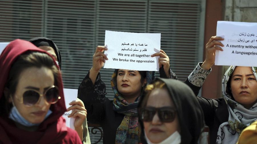 Aksi protes perempuan Afghanistan di Kabul, menuntut hak di bawah kekuasaan Taliban, (3/9/2021). (AP/Wali Sabawoon)