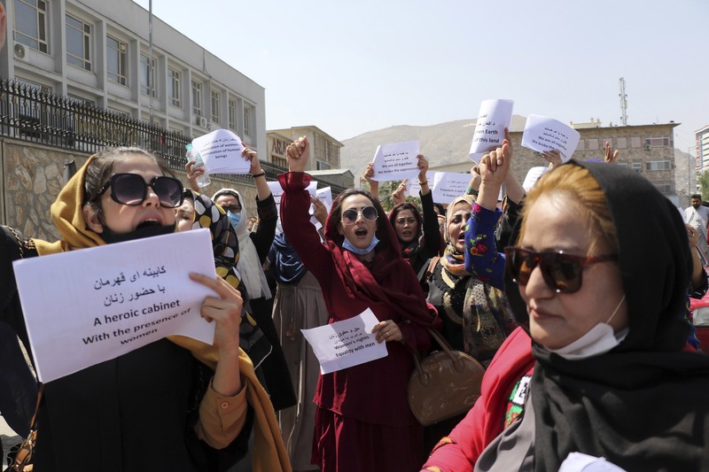 Aksi protes perempuan Afghanistan di Kabul, menuntut hak di bawah kekuasaan Taliban, (3/9/2021). (AP/Wali Sabawoon)