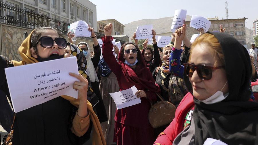 Aksi protes perempuan Afghanistan di Kabul, menuntut hak di bawah kekuasaan Taliban, (3/9/2021). (AP/Wali Sabawoon)