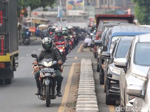 Nggak Ada Takutnya, Pemotor Ditegur Polisi Gegara Lawan Arah Malah Ngeyel