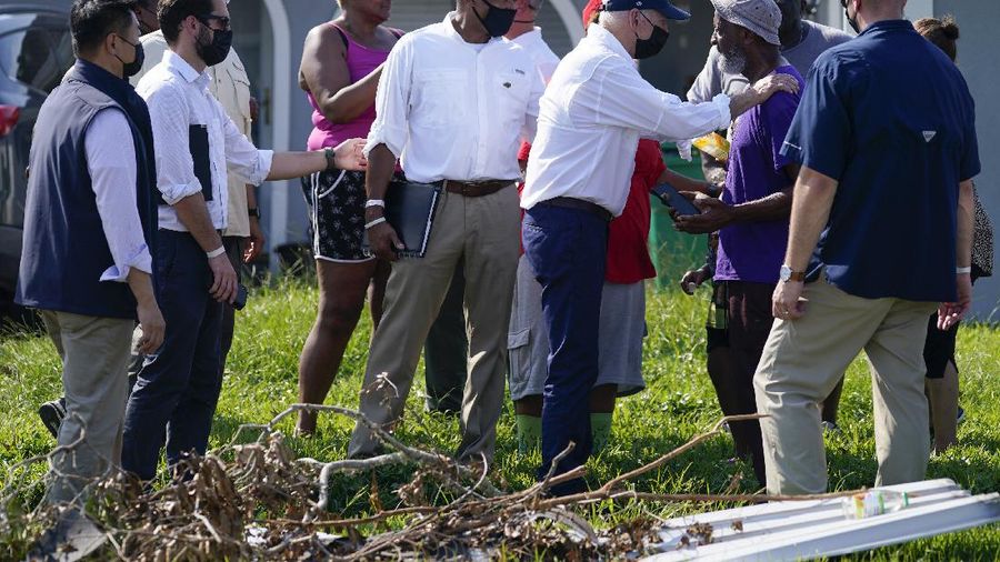 Presiden Amerika Serikat Joe Biden berkujung ke korban terdampak Badai Ida. (AP/Evan Vucci)