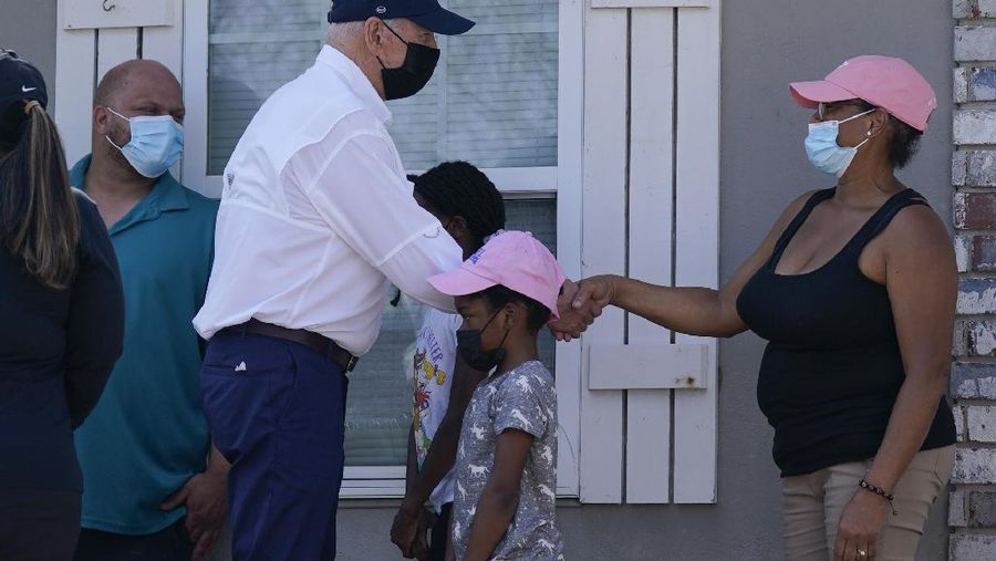 Presiden Amerika Serikat Joe Biden berkujung ke korban terdampak Badai Ida. (AP/Evan Vucci)