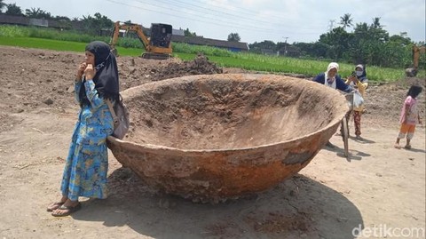 Geger! Wajan Raksasa Ditemukan Warga Saat Mengeruk Tanah