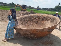 Geger! Wajan Raksasa Ditemukan Warga Saat Mengeruk Tanah