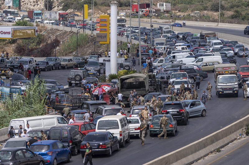 Antrian BBM di Lebanon. (AP/Hassan Ammar) Antrian BBM di Lebanon. (AP/Hassan Ammar)