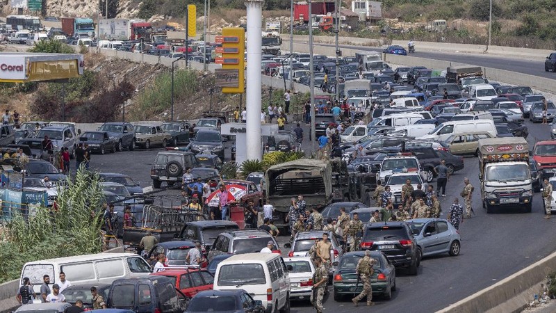 Antrian BBM di Lebanon. (AP/Hassan Ammar)