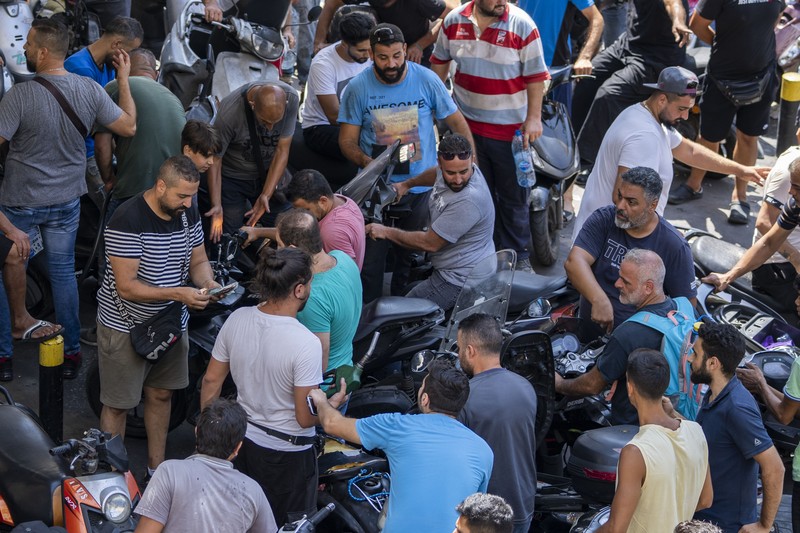 Antrian BBM di Lebanon. (AP/Hassan Ammar) Antrian BBM di Lebanon. (AP/Hassan Ammar)
