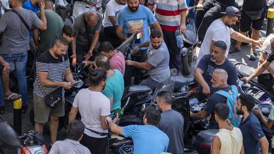 Antrian BBM di Lebanon. (AP/Hassan Ammar)