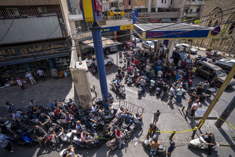 Antrian BBM di Lebanon. (AP/Hassan Ammar) Antrian BBM di Lebanon. (AP/Hassan Ammar)