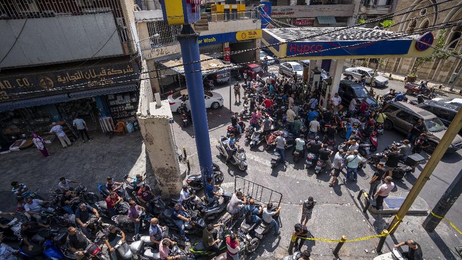 Antrian BBM di Lebanon. (AP/Hassan Ammar)