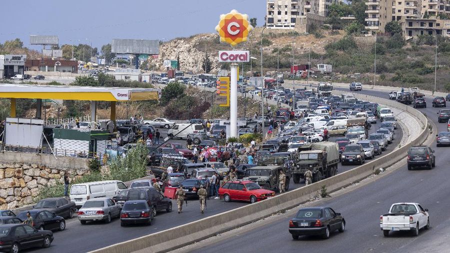Antrian BBM di Lebanon. (AP/Hassan Ammar)