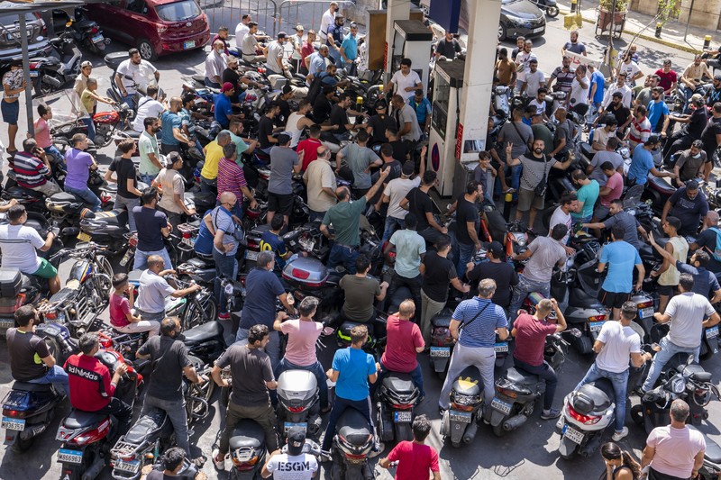 Antrian BBM di Lebanon. (AP/Hassan Ammar) Antrian BBM di Lebanon. (AP/Hassan Ammar)