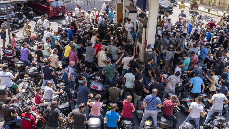 Antrian BBM di Lebanon. (AP/Hassan Ammar)