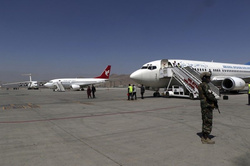 Bandara Kabul kembali buka untuk penerbangan Domestik. (AP/Wali Sabawoon)
