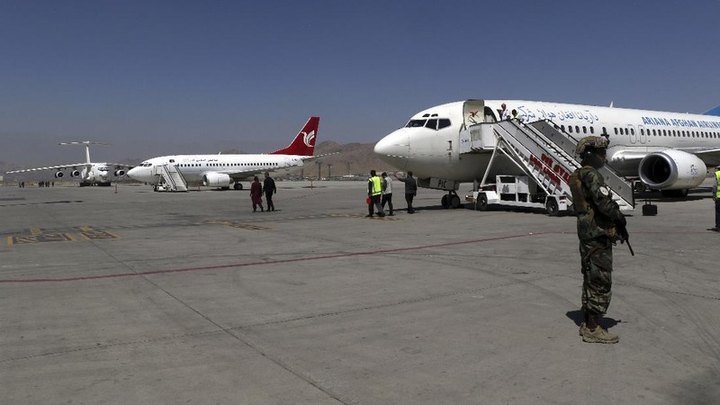 Bandara Kabul kembali buka untuk penerbangan Domestik. (AP/Wali Sabawoon)