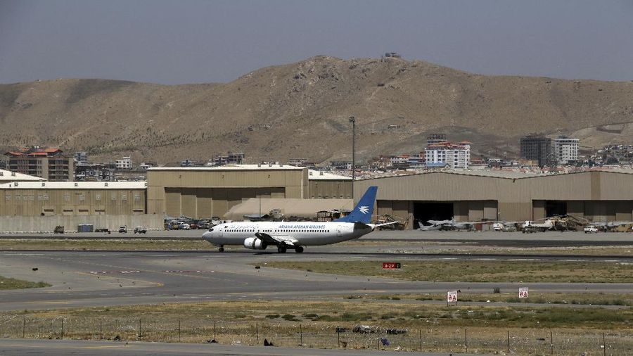 Bandara Kabul kembali buka untuk penerbangan Domestik. (AP/Wali Sabawoon)