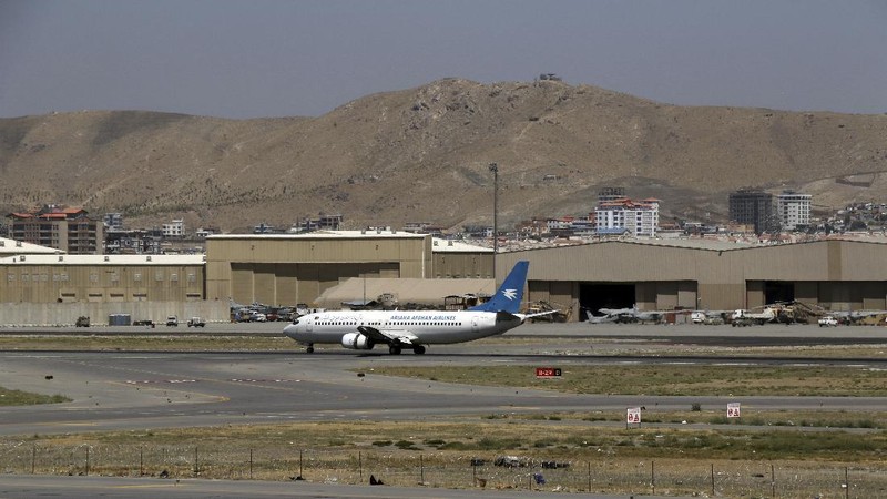 Bandara Kabul kembali buka untuk penerbangan Domestik. (AP/Wali Sabawoon)