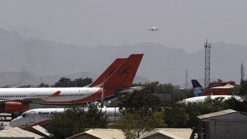 Bandara Kabul kembali buka untuk penerbangan Domestik. (AP/Wali Sabawoon)