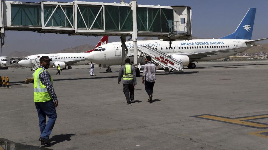 Bandara Kabul kembali buka untuk penerbangan Domestik. (AP/Wali Sabawoon)