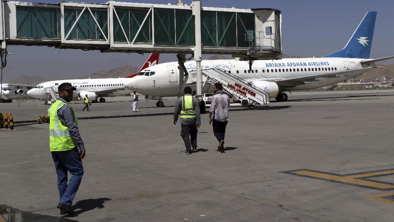 Bandara Kabul kembali buka untuk penerbangan Domestik. (AP/Wali Sabawoon)