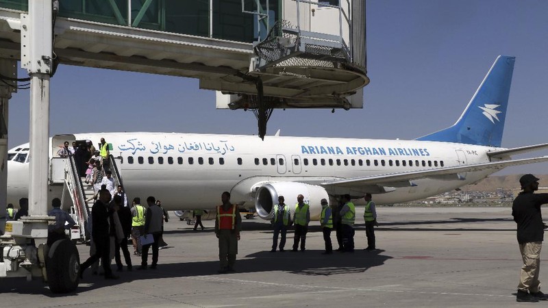 Bandara Kabul kembali buka untuk penerbangan Domestik. (AP/Wali Sabawoon)