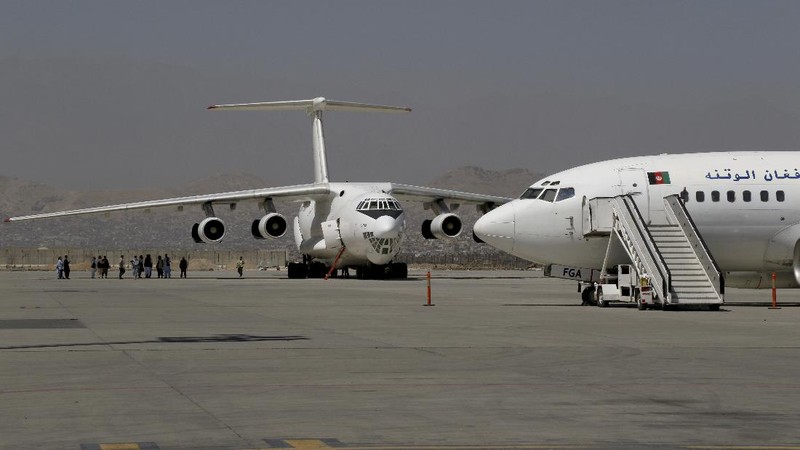 Bandara Kabul kembali buka untuk penerbangan Domestik. (AP/Wali Sabawoon)