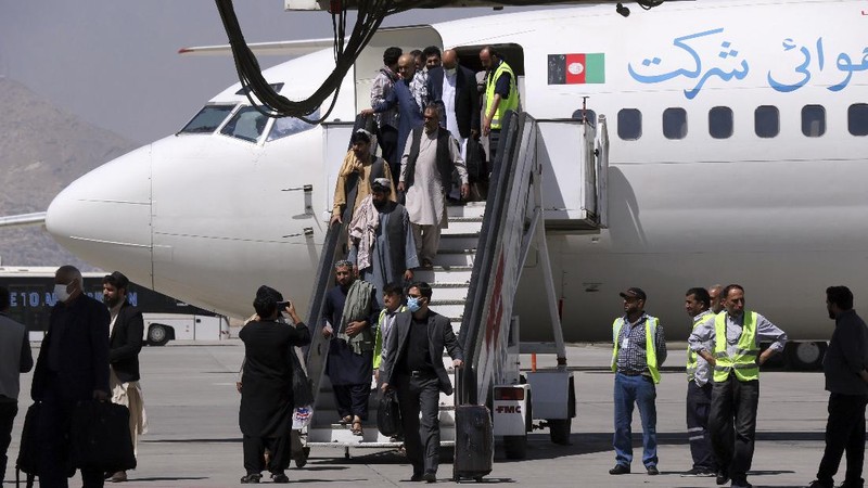 Bandara Kabul kembali buka untuk penerbangan Domestik. (AP/Wali Sabawoon)