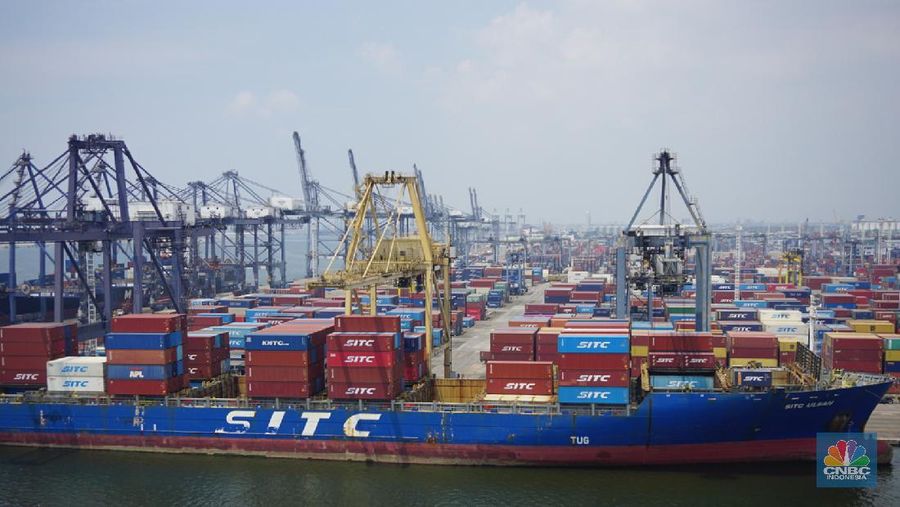 Bongkar Muat Peti Kemas di Terminal Tanjung Priok. (CNBC Indonesia/Tri Susilo)