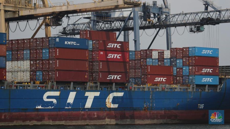 Bongkar Muat Peti Kemas di Terminal Tanjung Priok. (CNBC Indonesia/Tri Susilo)