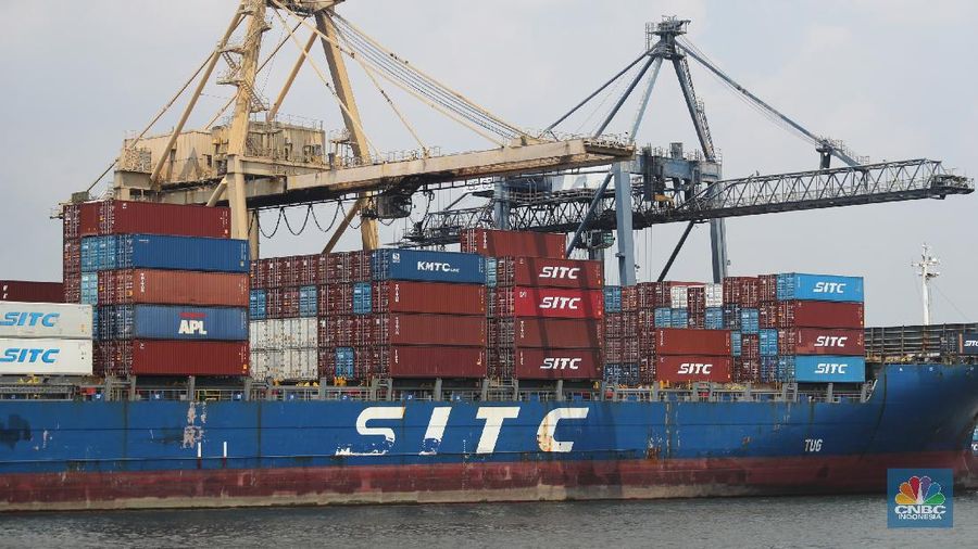 Bongkar Muat Peti Kemas di Terminal Tanjung Priok. (CNBC Indonesia/Tri Susilo)