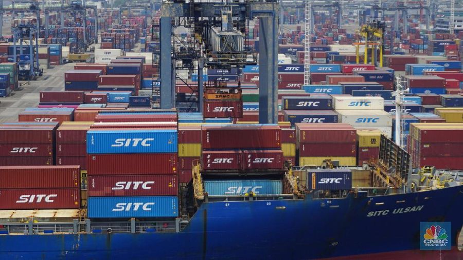 Bongkar Muat Peti Kemas di Terminal Tanjung Priok. (վ/Tri Susilo)