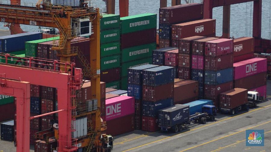 Bongkar Muat Peti Kemas di Terminal Tanjung Priok. (CNBC Indonesia/Tri Susilo)