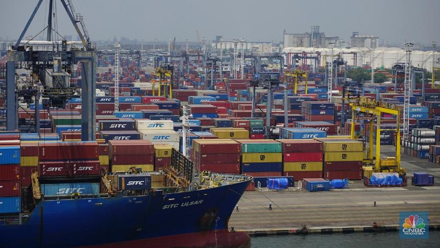 Bongkar Muat Peti Kemas di Terminal Tanjung Priok. (CNBC Indonesia/Tri Susilo)