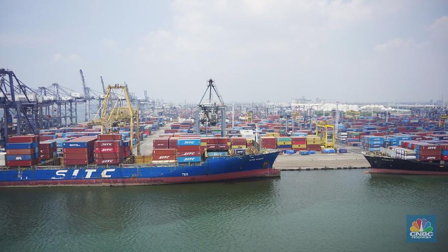 Bongkar Muat Peti Kemas di Terminal Tanjung Priok. (վ/Tri Susilo)