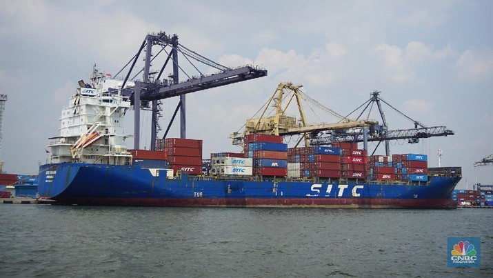 Bongkar Muat Peti Kemas di Terminal Tanjung Priok. (CNBC Indonesia/Tri Susilo) Bongkar Muat Peti Kemas di Terminal Tanjung Priok. (CNBC Indonesia/Tri Susilo)