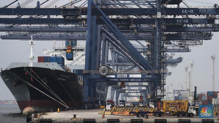 Bongkar Muat Peti Kemas di Terminal Tanjung Priok. (վ/Tri Susilo)