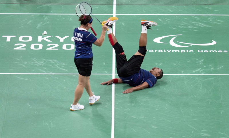 Hary Susanto dan Leani Ratri Oktila mengalahkan Lucas Mazar dan Faustine Noelduring dari Prancis dalam perebutan medali emas ganda campuran SL3-SU5 pada Paralympic Games Tokyo 2020, Minggu, (5/9/2021) di Tokyo, Jepang. (AP/Joe Toth)