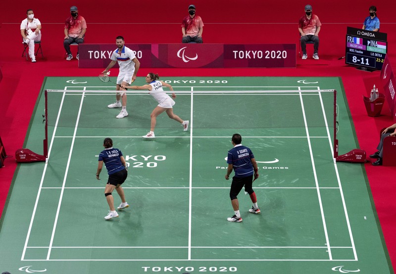 Hary Susanto dan Leani Ratri Oktila mengalahkan Lucas Mazar dan Faustine Noelduring dari Prancis dalam perebutan medali emas ganda campuran SL3-SU5 pada Paralympic Games Tokyo 2020, Minggu, (5/9/2021) di Tokyo, Jepang. (AP/Joe Toth) Hary Susanto dan Leani Ratri Oktila mengalahkan Lucas Mazar dan Faustine Noelduring dari Prancis dalam perebutan medali emas ganda campuran SL3-SU5 pada Paralympic Games Tokyo 2020, Minggu, (5/9/2021) di Tokyo, Jepang. (AP/Joe Toth)