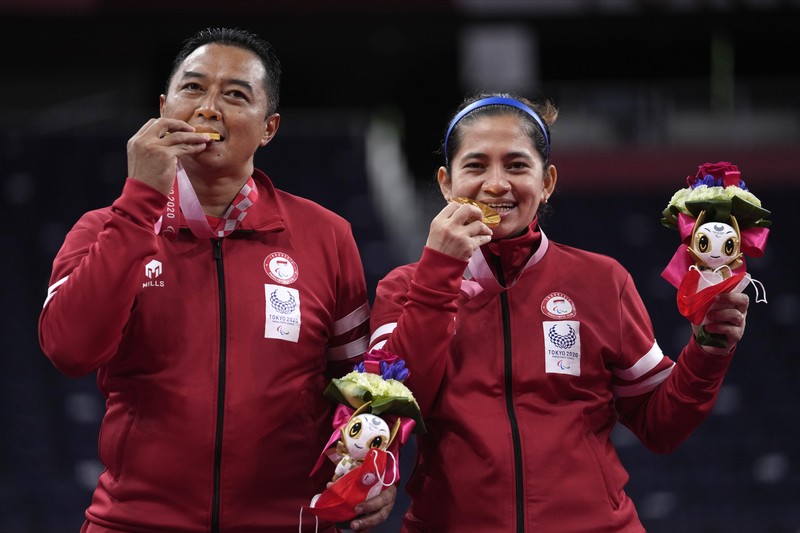 Hary Susanto dan Leani Ratri Oktila mengalahkan Lucas Mazar dan Faustine Noelduring dari Prancis dalam perebutan medali emas ganda campuran SL3-SU5 pada Paralympic Games Tokyo 2020, Minggu, (5/9/2021) di Tokyo, Jepang. (AP/Joe Toth)