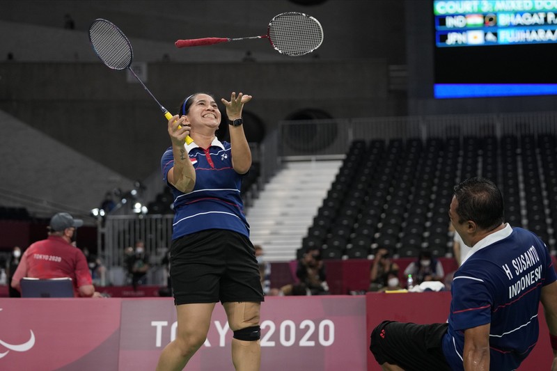 Hary Susanto dan Leani Ratri Oktila mengalahkan Lucas Mazar dan Faustine Noelduring dari Prancis dalam perebutan medali emas ganda campuran SL3-SU5 pada Paralympic Games Tokyo 2020, Minggu, (5/9/2021) di Tokyo, Jepang. (AP/Joe Toth) Hary Susanto dan Leani Ratri Oktila mengalahkan Lucas Mazar dan Faustine Noelduring dari Prancis dalam perebutan medali emas ganda campuran SL3-SU5 pada Paralympic Games Tokyo 2020, Minggu, (5/9/2021) di Tokyo, Jepang. (AP/Joe Toth)