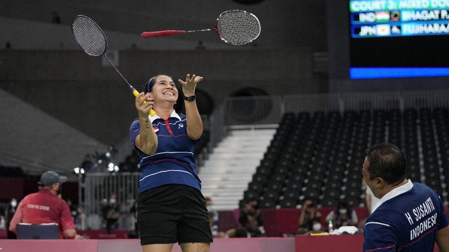 Hary Susanto dan Leani Ratri Oktila mengalahkan Lucas Mazar dan Faustine Noelduring dari Prancis dalam perebutan medali emas ganda campuran SL3-SU5 pada Paralympic Games Tokyo 2020, Minggu, (5/9/2021) di Tokyo, Jepang. (AP/Joe Toth)