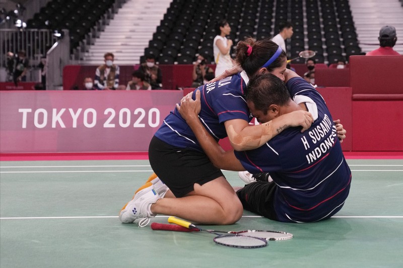 Hary Susanto dan Leani Ratri Oktila mengalahkan Lucas Mazar dan Faustine Noelduring dari Prancis dalam perebutan medali emas ganda campuran SL3-SU5 pada Paralympic Games Tokyo 2020, Minggu, (5/9/2021) di Tokyo, Jepang. (AP/Joe Toth) Hary Susanto dan Leani Ratri Oktila mengalahkan Lucas Mazar dan Faustine Noelduring dari Prancis dalam perebutan medali emas ganda campuran SL3-SU5 pada Paralympic Games Tokyo 2020, Minggu, (5/9/2021) di Tokyo, Jepang. (AP/Joe Toth)