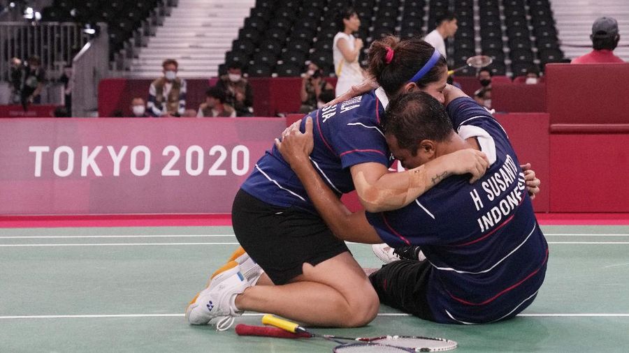 Hary Susanto dan Leani Ratri Oktila mengalahkan Lucas Mazar dan Faustine Noelduring dari Prancis dalam perebutan medali emas ganda campuran SL3-SU5 pada Paralympic Games Tokyo 2020, Minggu, (5/9/2021) di Tokyo, Jepang. (AP/Joe Toth)