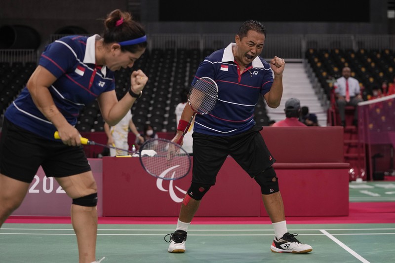 Hary Susanto dan Leani Ratri Oktila mengalahkan Lucas Mazar dan Faustine Noelduring dari Prancis dalam perebutan medali emas ganda campuran SL3-SU5 pada Paralympic Games Tokyo 2020, Minggu, (5/9/2021) di Tokyo, Jepang. (AP/Joe Toth) Hary Susanto dan Leani Ratri Oktila mengalahkan Lucas Mazar dan Faustine Noelduring dari Prancis dalam perebutan medali emas ganda campuran SL3-SU5 pada Paralympic Games Tokyo 2020, Minggu, (5/9/2021) di Tokyo, Jepang. (AP/Joe Toth)
