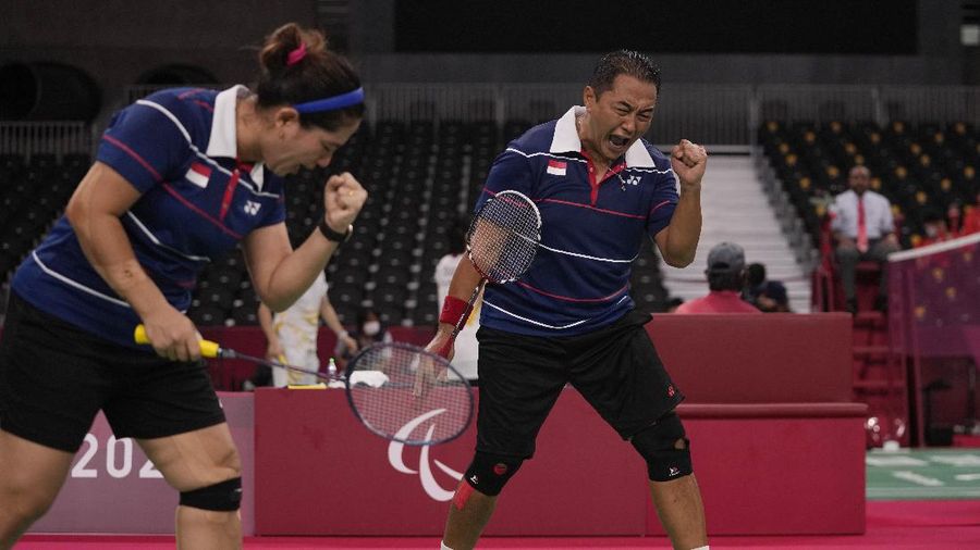 Hary Susanto dan Leani Ratri Oktila mengalahkan Lucas Mazar dan Faustine Noelduring dari Prancis dalam perebutan medali emas ganda campuran SL3-SU5 pada Paralympic Games Tokyo 2020, Minggu, (5/9/2021) di Tokyo, Jepang. (AP/Joe Toth)