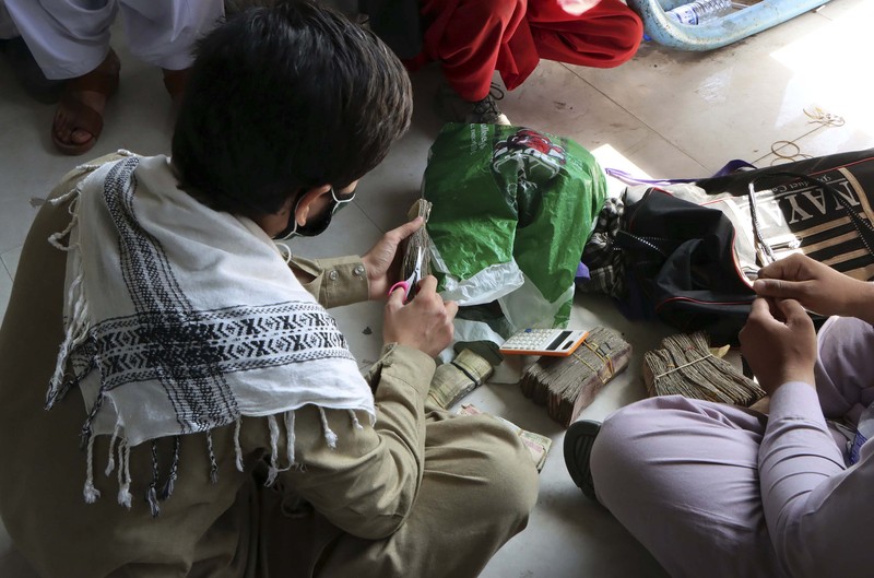 Pasar pertukaran uang utama di Kabul, ibu kota Afghanistan dibuka kembali pada Sabtu (4/9/2021). (AP/Wali Sabawoon)