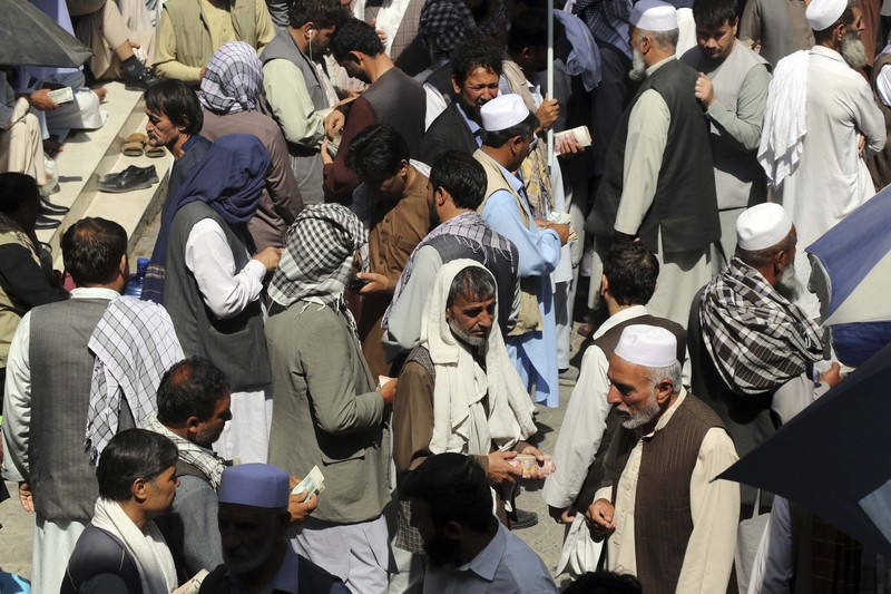 Pasar pertukaran uang utama di Kabul, ibu kota Afghanistan dibuka kembali pada Sabtu (4/9/2021). (AP/Wali Sabawoon)