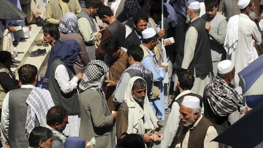 Pasar pertukaran uang utama di Kabul, ibu kota Afghanistan dibuka kembali pada Sabtu (4/9/2021). (AP/Wali Sabawoon)